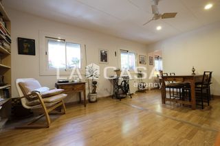 Pis  Carrer de pedret. La casa agency presenta este acogedor piso de 63 m2, ubicado en