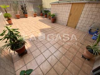 Pis  Carrer de ruperto chap. Piso con gran terraza y patio, listo para entrar a vivir