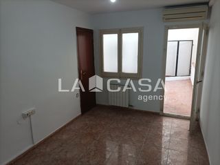 Piso  Carrer de marina. Piso en zona centro con ascensor!!