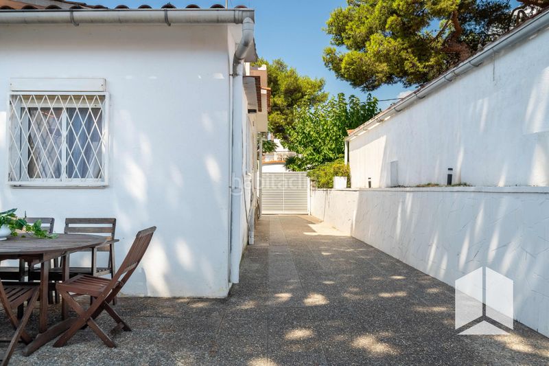 Foto b1308886-1008-45ca-b5f9-d2c354bf5ec3. Casa amb aparcament a Lluminetes Castelldefels