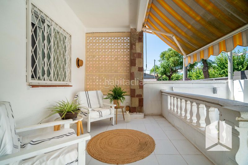 Foto cccc6c5b-d506-42cc-9284-8f6a40dee6e6. Casa amb aparcament a Lluminetes Castelldefels