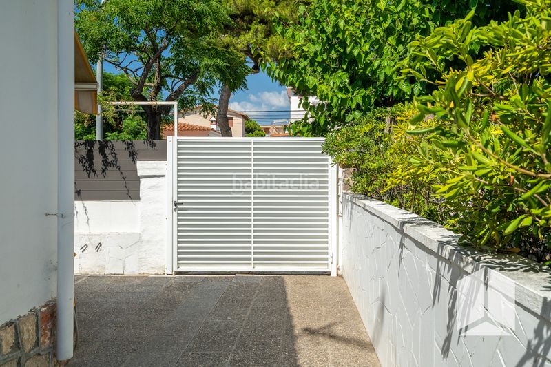 Foto e4e4b75f-30b7-46fc-847b-8dffeda2dc20. Casa amb aparcament a Lluminetes Castelldefels