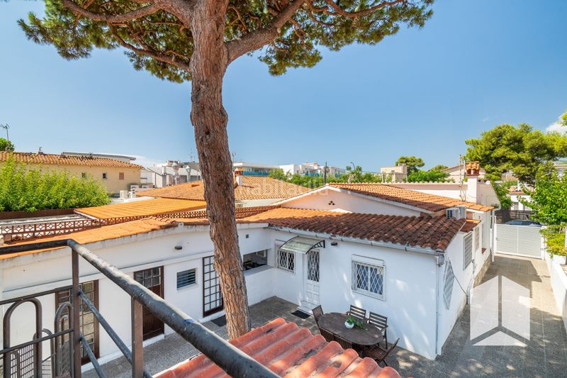 Foto f4c39430-d3c2-4b20-89c7-021cd90e2741. Casa amb aparcament a Lluminetes Castelldefels