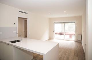 Pis  Carrer de violant d'hongria reina d'aragó. Piso reformado a estrenar con terraza y luz natural en santsles