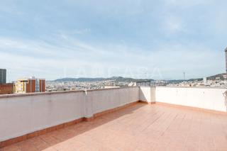 Appartement  Carrer de la circumval-lació. Finca joven con dos balcones, terraza de 45 m2 y plaza de parkin