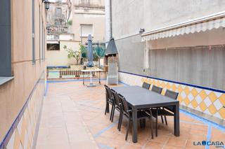Pis  Carrer de margarit. Finca polivalente con vivienda, local comercial y amplias terraz
