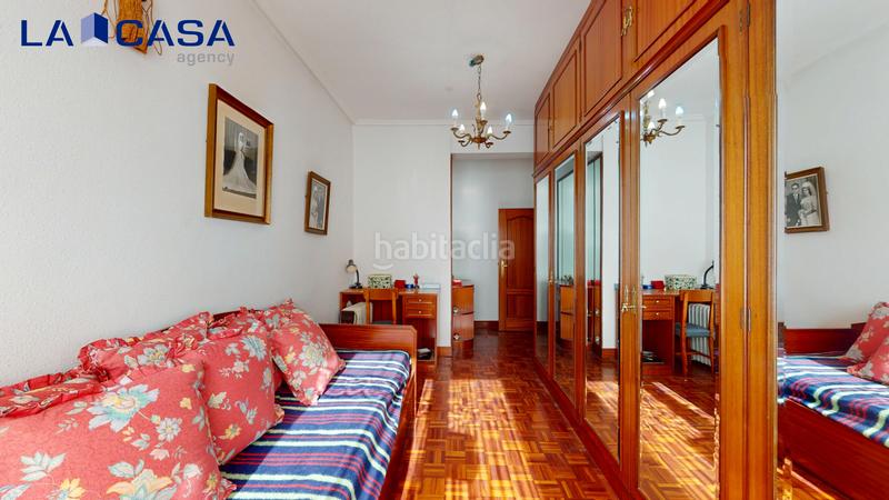 Foto d38694ed-f2a9-4fa1-b554-f2b079c7c906. Piso estudio sani 2020 presenta fantástico piso con terraza en etxepare! en Bilbao