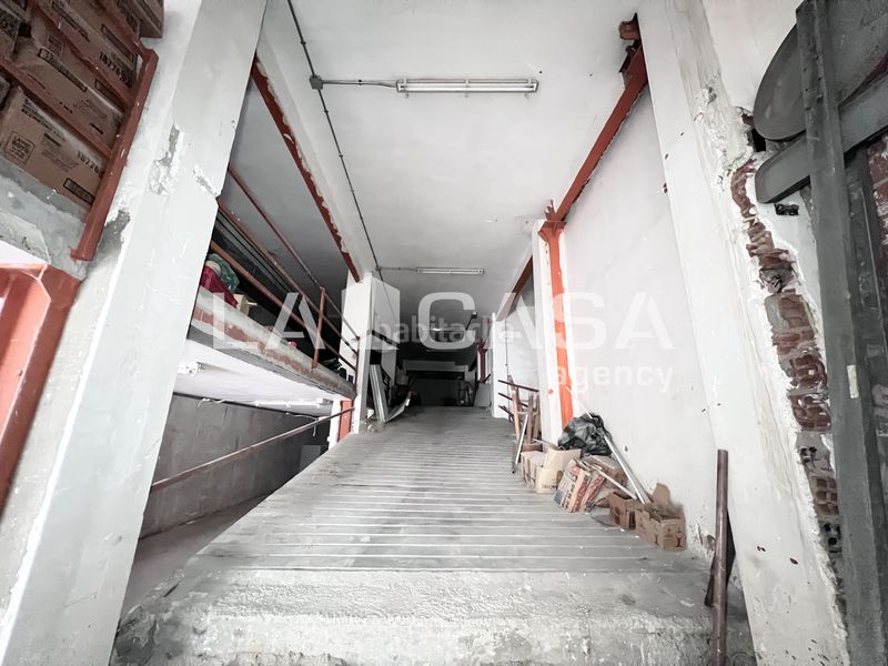 Foto f93b0c1d-3e27-4c19-bdab-c7e35c4d0142. Local comercial a Llefià Badalona