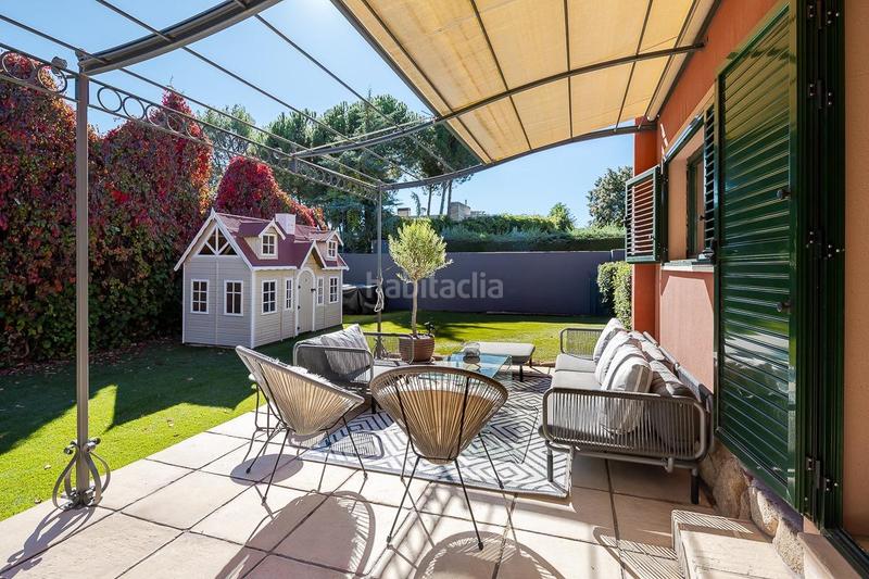 Foto ac3aac8d-7c05-4bbd-8aed-1d5db2c0f05f. Casa aparellada amb aparcament piscina a Bonanza Boadilla del Monte