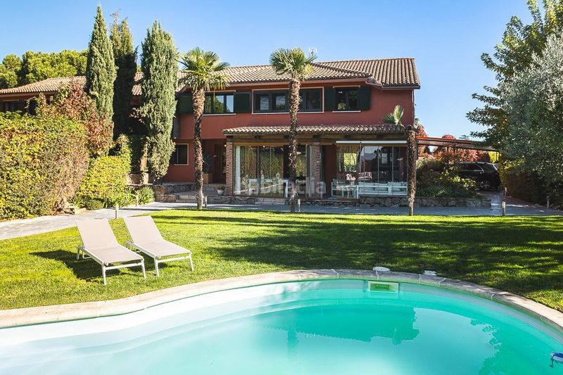 Foto eeda5007-1d45-4bbb-99e1-52f39e9efde3. Casa aparellada amb calefacció aparcament piscina a Boadilla del Monte