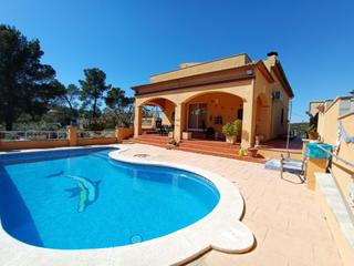 Xalet a Bisbal del Peneds (La). Gran chalet seminuevo de 5 habitaciones con piscina y sol todo e