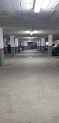 Autoparkplatz in Centre. Plaza de parking grande para coche y moto