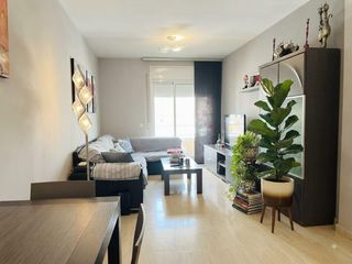 Pis a Santa Maria-l´Eixample-Sud Sumella. Piso de 3 habitaciones con amplio balcón, parking y piscina en s