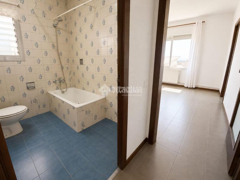 Foto 995a87ae-cd7b-4681-854c-960b93ef099f. Pis a El Camp de l´Arpa del Clot Barcelona