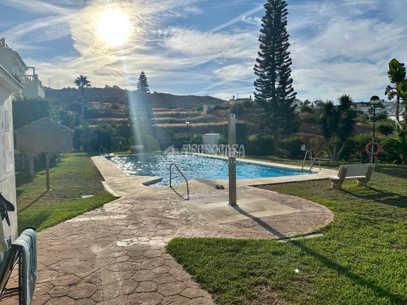 Foto 4588d96f-d830-4b4f-a0a2-36f386b818a7. Maison jumelée avec piscine dans Torrox park Torrox