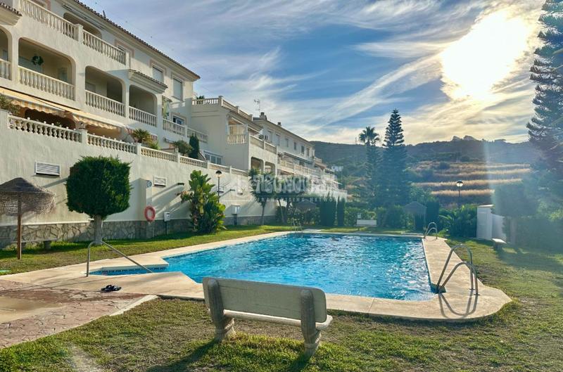 Foto e889166a-4e6f-466b-97c1-4ef8d9f8a25b. Maison jumelée avec piscine dans Torrox park Torrox