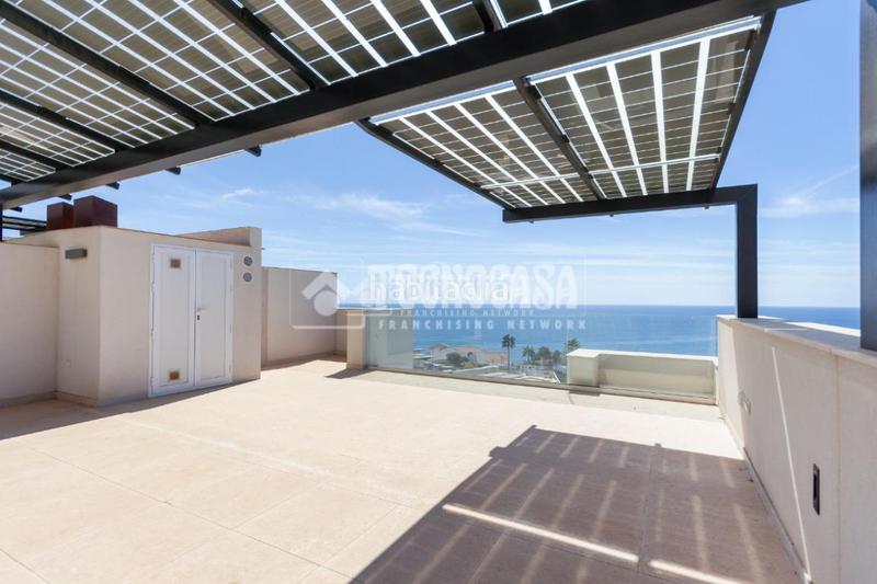 Foto a3d25f85-d62f-4c45-990f-4c0c96d78661. Casa aparellada amb piscina a El Peñoncillo Torrox