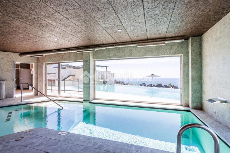 Foto f9bd42fa-d431-4b0c-acc5-dc7330109bf2. Casa aparellada amb piscina a El Peñoncillo Torrox