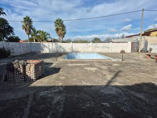 Mas à Roche. Terreno con casa y piscina cerca de conil