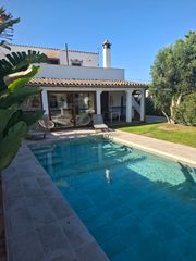 Chalet à Zahora. Chalet con piscina a pocos minutos de la playa