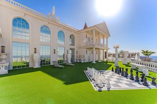 Chalet à Chayofa. Villa de ensueño en san eugenio alto un espectáculo neoclásico c