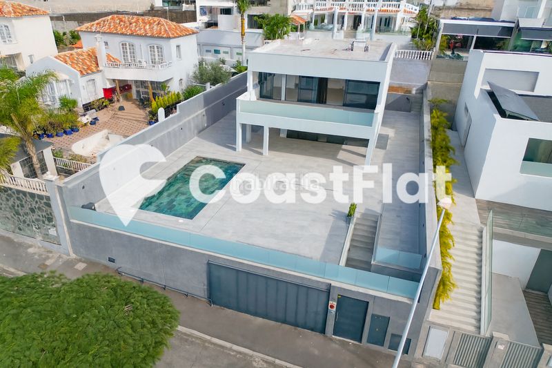 Foto 1d8a5c81-6aec-44bf-9f79-daf6e65a75c1. Chalet moderna villa a estrenar!! en la prestigiosa zona de costa !! en Adeje