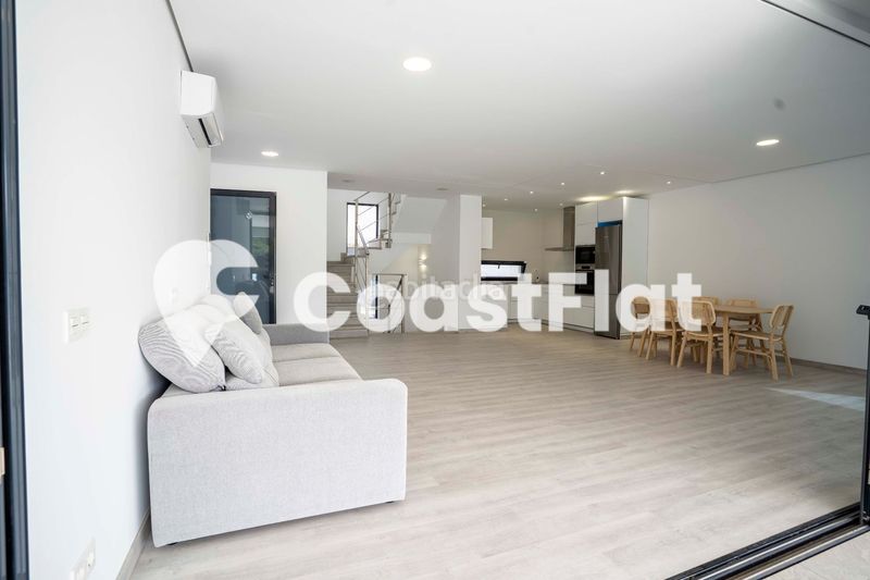 Foto 3dca7375-b33a-4d1e-85e3-641db449371a. Chalet moderna villa a estrenar!! en la prestigiosa zona de costa !! en Adeje