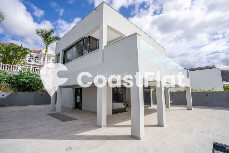 Foto 99bf98b7-cf21-4989-8792-c909324d4de8. Chalet moderna villa a estrenar!! en la prestigiosa zona de costa !! en Adeje