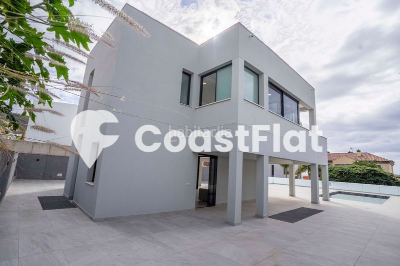 Foto c7a11596-12f4-42a8-b5d3-ba16bee44537. Chalet moderna villa a estrenar!! en la prestigiosa zona de costa !! en Adeje