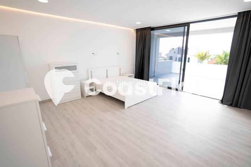 Foto da36bc47-f737-4bdc-a8c4-5a34a2750562. Chalet moderna villa a estrenar!! en la prestigiosa zona de costa !! en Adeje