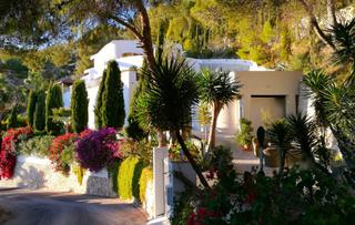 Casa a Cala Advocat-Baladrar. Hermosa villa de estilo ibicenco con impresionantes vistas al ma