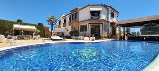 Casa a Teulada. Finca tradicional de 7 dormitorios con un enorme jardín, piscina