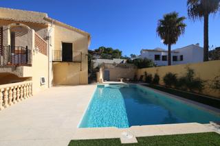Casa a Centro Ciudad. Villa reformada de 3 dormitorios con piscina, amplias terrazas y