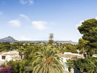 Casa a Centro Ciudad. Villa orientada al sur con vistas al mar en la popular zona del