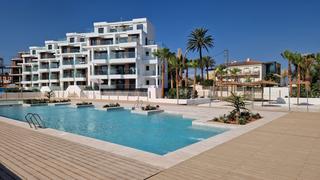 Apartament a Les Bassetes - El Marjal. Apartamento en primera línea de playa en urbanización de nueva c