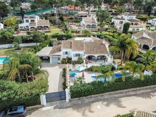 Casa a Centro Ciudad. Impresionante villa reformada con piscina en la codiciada urbani