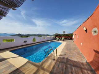 Maison à Oliva Pueblo. Preciosa villa con naranjos, perreras y piscina  499.000 !