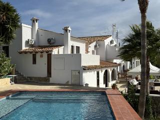 Casa a Benissa Pueblo. Inmaculada finca con impresionantes vistas a la montaña y al mar