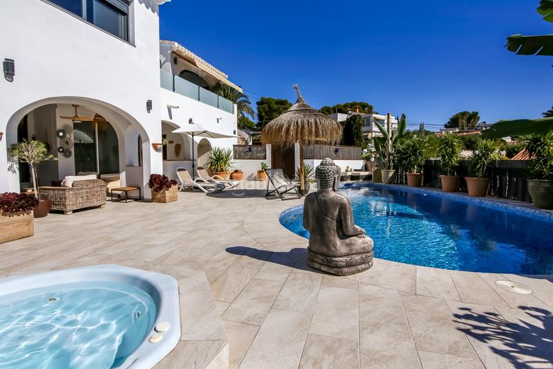 Foto a4b1d67f-115d-4f6c-94b1-5bcb7a87f639. Casa una villa simplemente impresionante en Casco Urbano Moraira