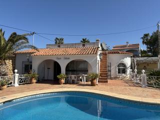 Casa a Cala Advocat-Baladrar. Impresionante villa con impresionantes vistas al mar y a la mont