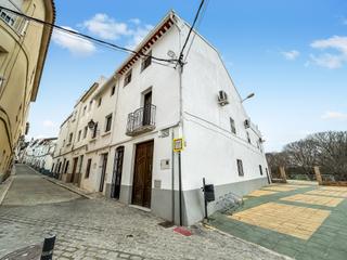 Casa adossada a Oliva Pueblo. Casa adosada sorprendentemente espaciosa en 3 niveles!