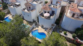 Casa en Oliva Pueblo. Chalet independiente de 5 dormitorios en urbanización tossal gro
