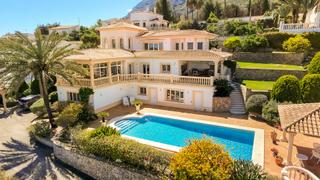 Casa a Centro Urbano. Impresionante villa de 4 dormitorios con vistas al mar, al casti