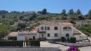 Casa a Benidoleig. Villa independiente con jardín, jacuzzi y espectaculares vistas