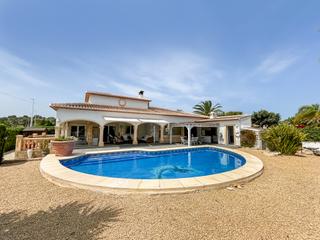 Casa a Centro Ciudad. Impresionante chalet de 3 dormitorios todo en 1 nivel y a pie de