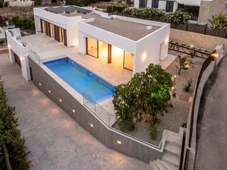 Casa a Benissa Pueblo. Elegante villa de obra nueva con vistas al mar y a la montaña