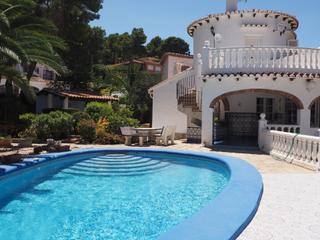 Casa a Centro Urbano. Hermosa villa de 4 dormitorios con piscina y apartamento indepen