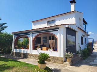 Casa a Oliva Pueblo. Amplia villa de cinco dormitorios con jardín privado y garaje en