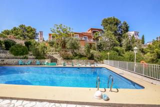 Edifici a Oliva Pueblo. Fantástico hotelbarrestauranteretiro de yoga spa en oliva en una