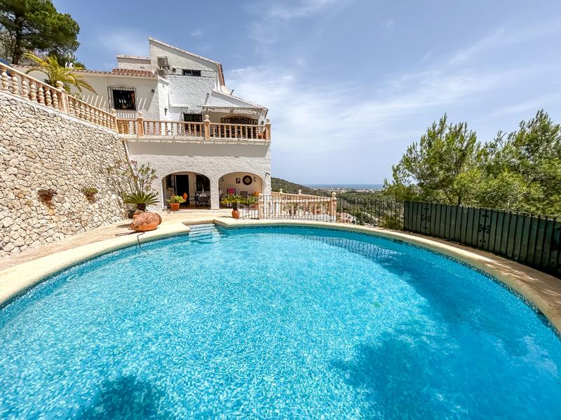 Foto ca2487ab-3f2f-4fbc-97c8-6d59c8be724c. Casa impresionante villa con vistas al mar inmaculadas en el centro de jávea en Xàbia